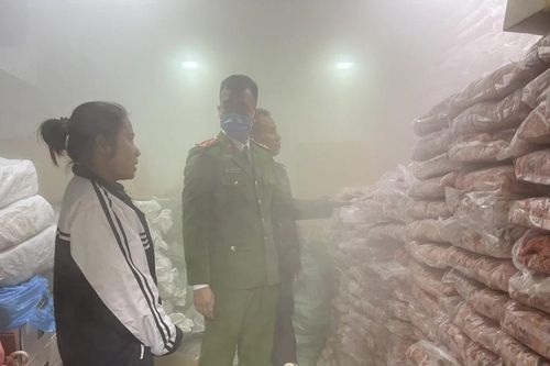 Hà Nội: Phát hiện kho chứa gần 6 tấn mỡ bò có dấu hiệu không rõ nguồn gốc