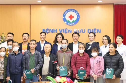 BIDV trao quà Tết cho các bệnh nhân chạy thận tại Bệnh viện Bưu điện