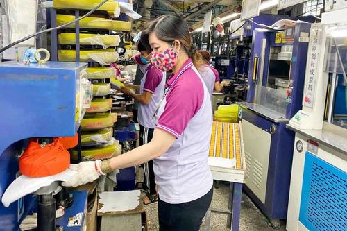 TS. Nguyễn Đình Cung: 'Kinh tế mới cải thiện, chưa phục hồi'