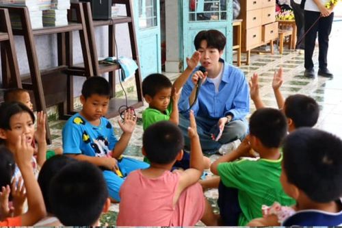 Đức Phúc 'khựng lại 1 nhịp hát, hơi nghẹn' khi nhận được yêu cầu từ một khán giả nhỏ tuổi
