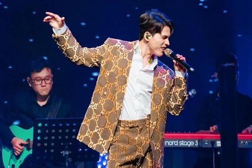 Bị khán giả 'quay lén' khi đang hăng say biểu diễn, Quốc Thiên để lại bình luận gây chú ý