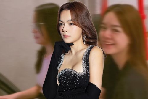Phạm Quỳnh Anh được con gái đệm đàn cho hát, không thể tập trung vì bị một nhân vật 'quấy rối'