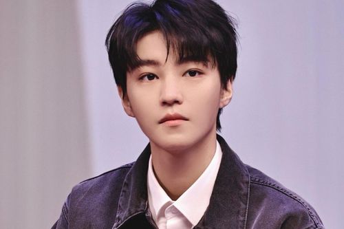 Vương Tuấn Khải vì 1 đồng nghiệp mà làm điều này suốt 5 năm, danh tính khiến netizen vỡ òa