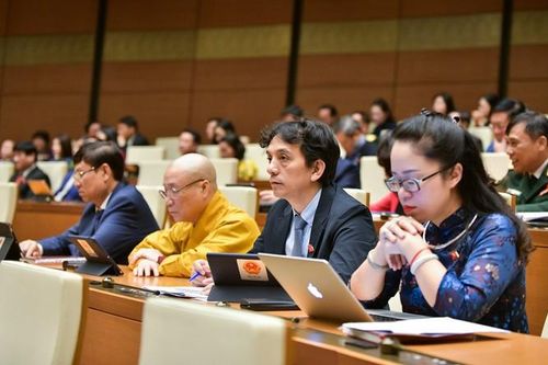 Quốc hội thông qua Luật Các tổ chức tín dụng (sửa đổi), chặn sở hữu chéo, siết quy định bán bảo hiểm