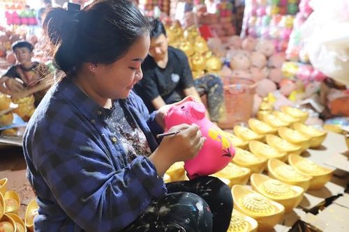 Làng heo đất Lái Thiêu tất bật vào vụ Tết