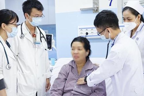 Cứu sống sản phụ ngưng tim nhiều lần, phù phổi cấp sau sinh do thuyên tắc ối