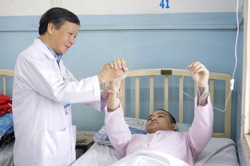 Đau đầu, ngủ li bì, mệt mỏi kéo dài, nam thanh niên 21 tuổi đến bệnh viện mới biết u màng não