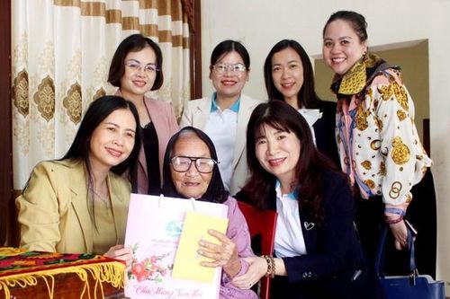 Lãnh đạo Hội LHPN Việt Nam tặng quà trẻ em mồ côi, hội viên phụ nữ khó khăn tại Quảng Trị