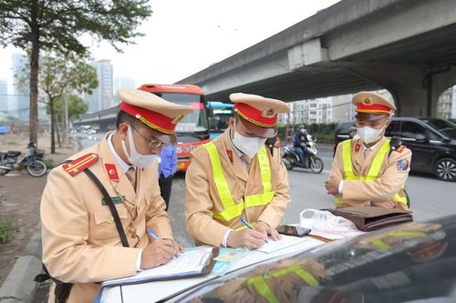 CSGT Hà Nội xử lý xe khách vi phạm trước kỳ nghỉ lễ Tết nguyên đán 2024
