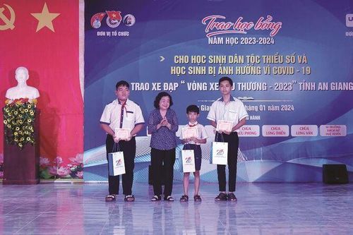 Quỹ học bổng Vừ A Dính - Chắp cánh cho học sinh nghèo