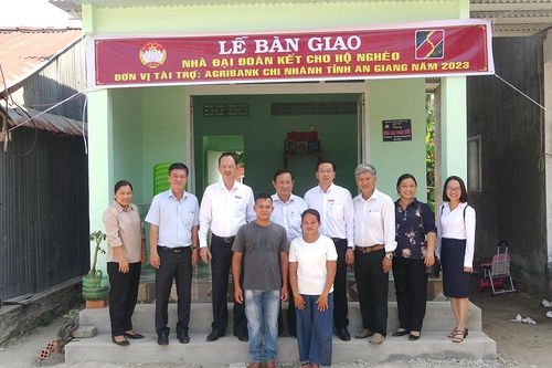 Agribank chi nhánh An Giang hỗ trợ 1,5 tỷ đồng cất 30 căn nhà Đại đoàn kết cho người nghèo huyện Tri Tôn