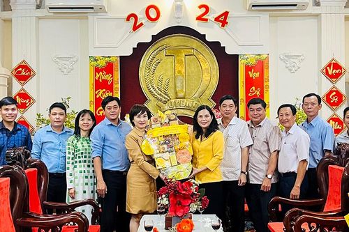 Bí thư Thành ủy, Chủ tịch HĐND TP. Long Xuyên Đặng Thị Hoa Rây thăm, chúc Tết các doanh nghiệp