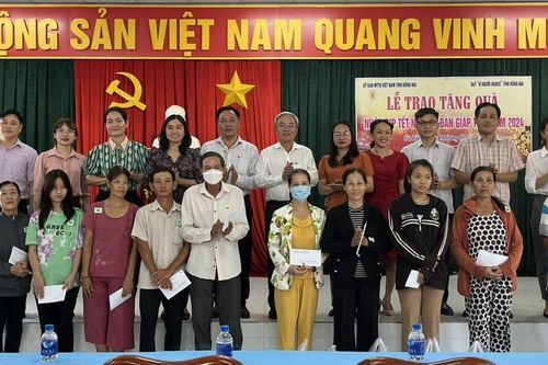 Chủ tịch Ủy ban MTTQ Việt Nam tỉnh Cao Văn Quang tặng quà tết tại Thống Nhất