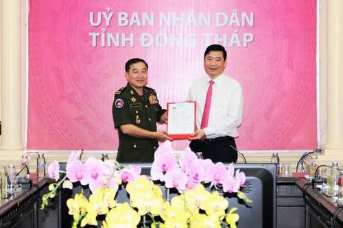 Đoàn Tổng cục Dịch vụ quốc phòng Campuchia chúc Tết cổ truyền tại tỉnh Đồng Tháp