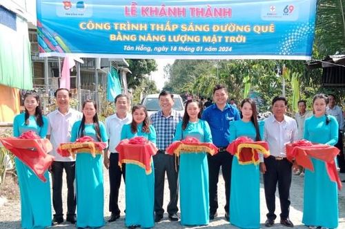 Khánh thành công trình thắp sáng đường quê bằng năng lượng mặt trời