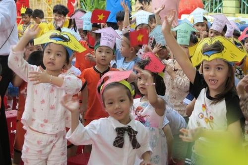 Trường Mầm non 3-2: Tổ chức Hội thi làm quen tiếng Anh cho trẻ mẫu giáo