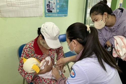 Đồng loạt tiêm và tiêm bù vắc xin cho trẻ