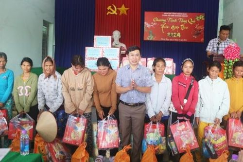 Trao 200 suất quà cho các hộ nghèo, cận nghèo xã Khánh Hiệp