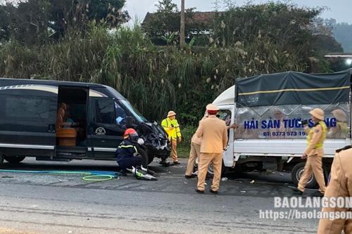Giải cứu tài xế bị mắc kẹt trong xe do tai nạn giao thông