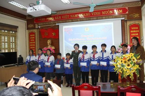 Bộ Công an tặng quà Tết cho học sinh và hộ nghèo vùng cao Si Ma Cai