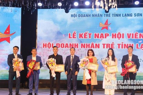 163 suất quà được trao tặng tại thị trấn Đồng Mỏ, huyện Chi Lăng