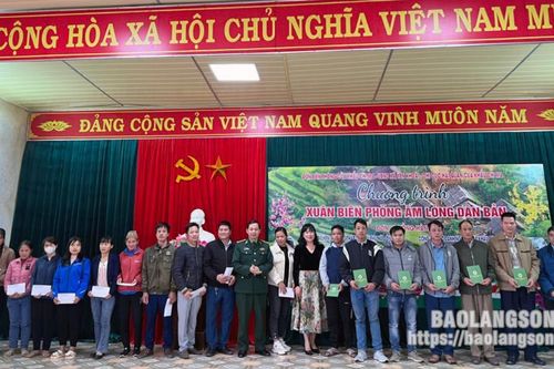 Tặng quà cho người dân trị giá trên 100 triệu đồng
