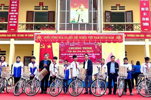 Sở Nội vụ tổ chức chương trình 'Tết ấm cho em' tại huyện Yên Lập