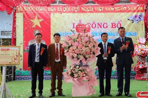 Về xã nông thôn mới Lóng Phiêng