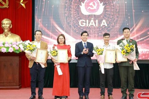 Thường trực Tỉnh ủy gặp mặt các cơ quan báo chí, văn nghệ sĩ, trí thức, nhà khoa học tiêu biểu