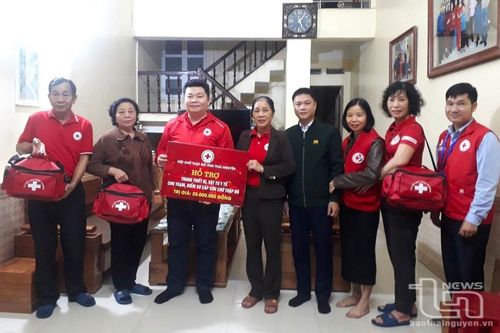 Bàn giao nhiều trang thiết bị cho các điểm sơ cấp cứu chữ thập đỏ