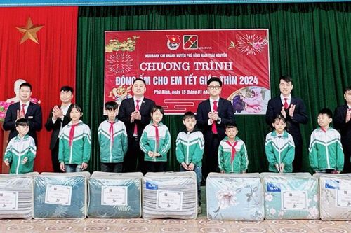 Phú Bình: Tặng chăn ấm cho học sinh nghèo