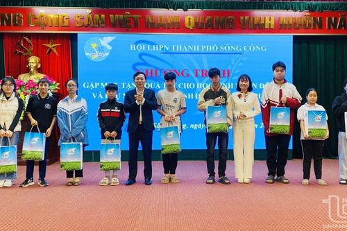 Gặp mặt, tặng quà Tết cho 24 học sinh được nhận đỡ đầu