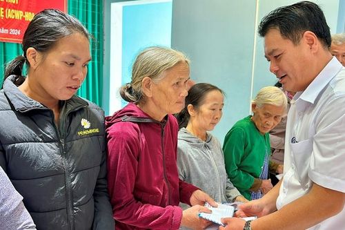 Trao quà tết cho các hộ khó khăn bị ảnh hưởng lũ lụt