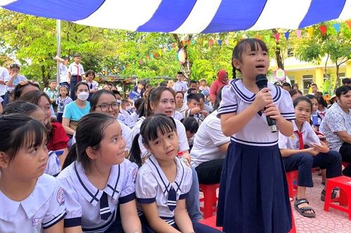 Trao tặng hơn 800 suất quà và học bổng cho trẻ em nghèo, khuyết tật, trẻ em mồ côi