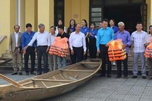 Trao quà cho người dân Phong Sơn có hoàn cảnh khó khăn