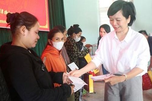 Mang quà tết đến với người nghèo