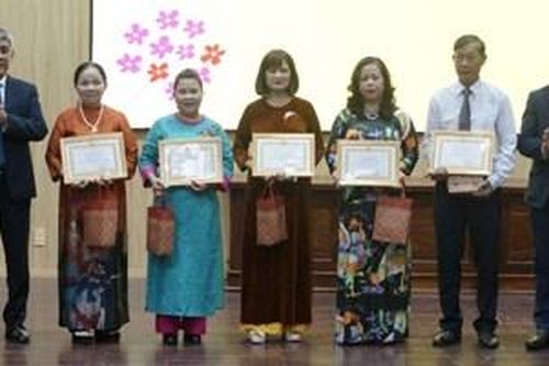 Lãnh đạo TP.Huế đối thoại với tiểu thương chợ Đông Ba