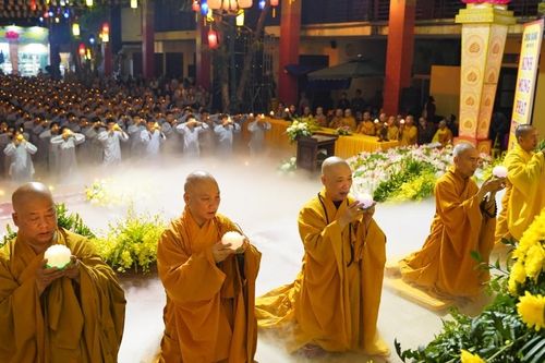 Thiêng liêng 'Đêm hội hoa đăng' mừng Đức Thích Ca thành đạo tại chùa Bằng (Hà Nội)