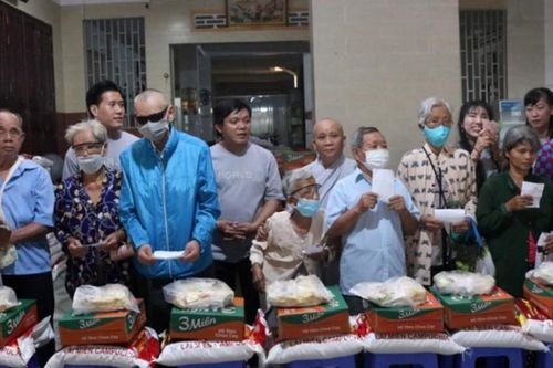 Chùa Thiên Phước tặng quà đến các hoàn cảnh khó khăn nhân Kỷ niệm ngày Đức Phật thành đạo