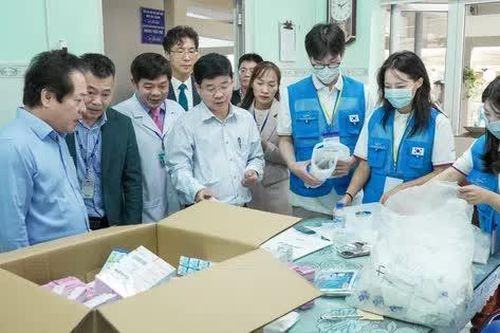 Doosan Vina và Bệnh viện Đại học Chung Ang: Khám bệnh miễn phí cho người dân và trao tặng thiết bị y tế cho huyện Bình Sơn, Quảng Ngãi