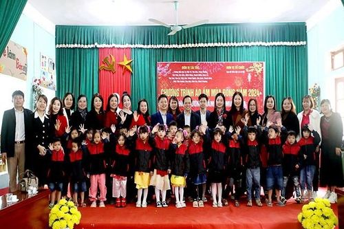 Phú Thọ: Trao tặng áo ấm mùa đông cho học sinhTrường Mầm non Minh Hòa (Yên Lập)