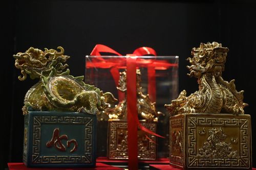 Độc đáo ấn Rồng gốm dát vàng lấy cảm hứng từ ấn vàng 'Hoàng đế chi bảo'