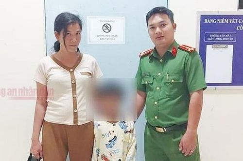 Công an phường giúp bé trai 7 tuổi đi lạc trở về nhà an toàn