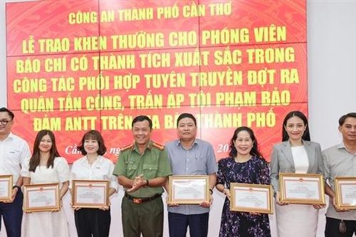 Phóng viên Báo CAND được Giám đốc Công an TP Cần Thơ khen thưởng
