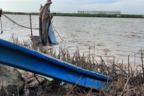 Ba thợ lặn ở Cà Mau mất tích sau khi cưa bom phát nổ