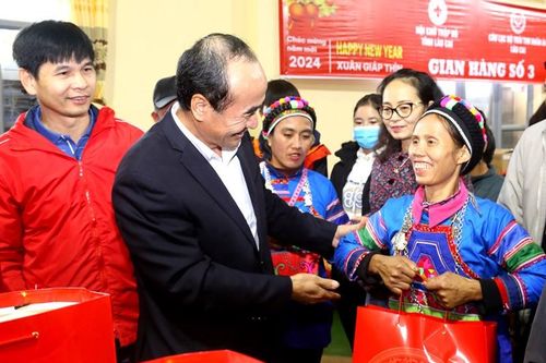 Lào Cai: Ấm áp 'Chợ Tết nhân ái 0 đồng' trên cao nguyên trắng Bắc Hà