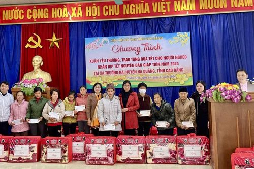 Hiệp hội Du lịch tỉnh tặng quà tết cho người nghèo tại xã Trường Hà (Hà Quảng)
