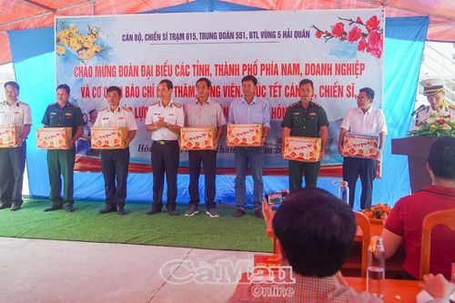Thăm, chúc Tết quân và dân trên đảo Hòn Chuối