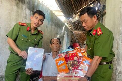 'Hơn 50 tuổi đời tui mới có giấy khai sinh, mới chính thức có tên, có họ...'