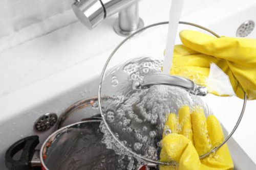 Thủ thuật làm sạch vung nồi trong ba phút